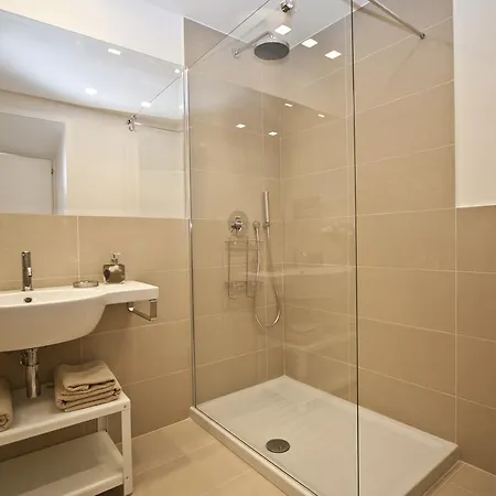 Interno 3 דירה *